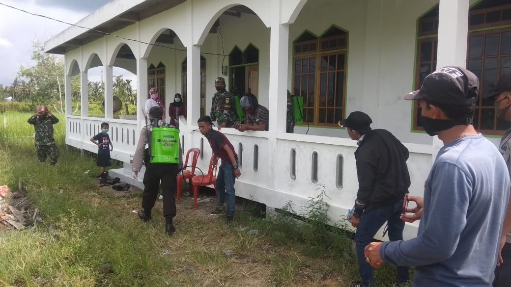 Penyemprotan disinfektan Pemdes Betara Kanan