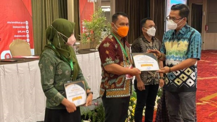 Bidang SMA Disdik Provinsi Jambi terima piagam penghargaan dari Kemendikbud RI