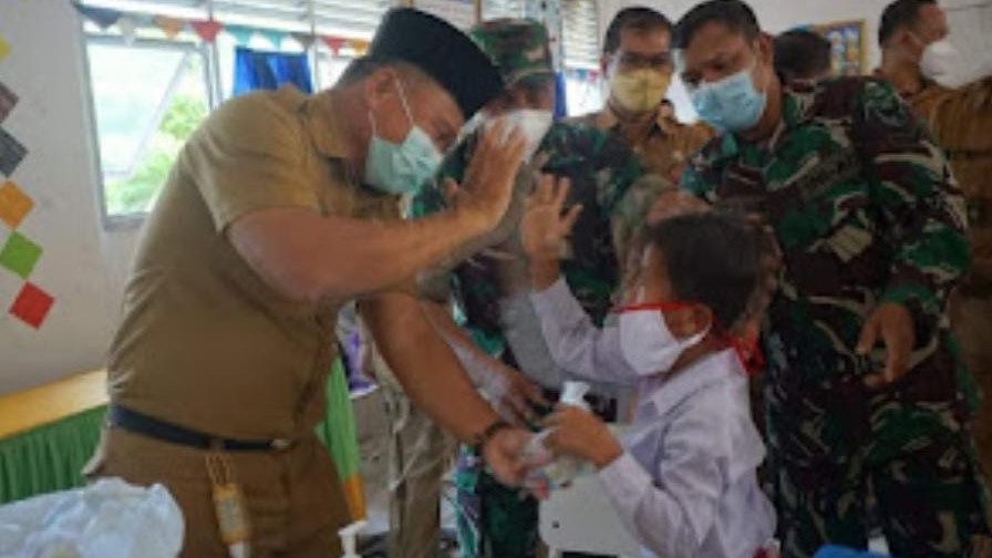 Sekda Budhi Hartono saat tinjau pelaksanaan vaksin di SD Negeri 03 Desa Senaung