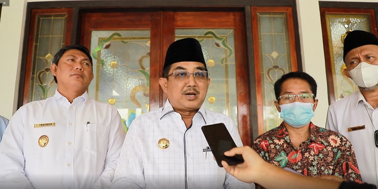 Bupati Anwar Sadat (tengah) dan Wabup Hairan (kiri)