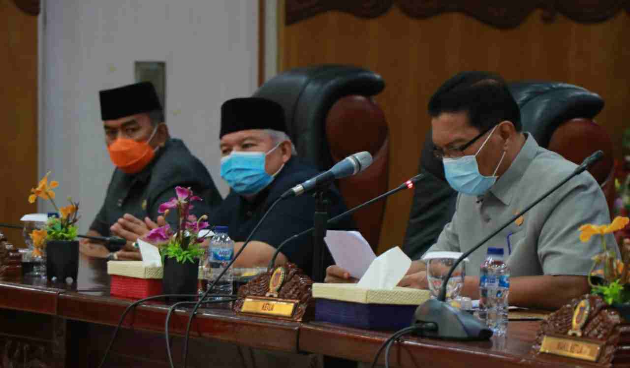 Bupati Safrial saat hadiri rapat paripurna di DPRD Kabupaten Tanjab Barat