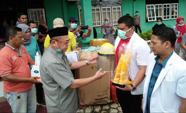 Cek Endra saat serahkan APD ke petugas medis