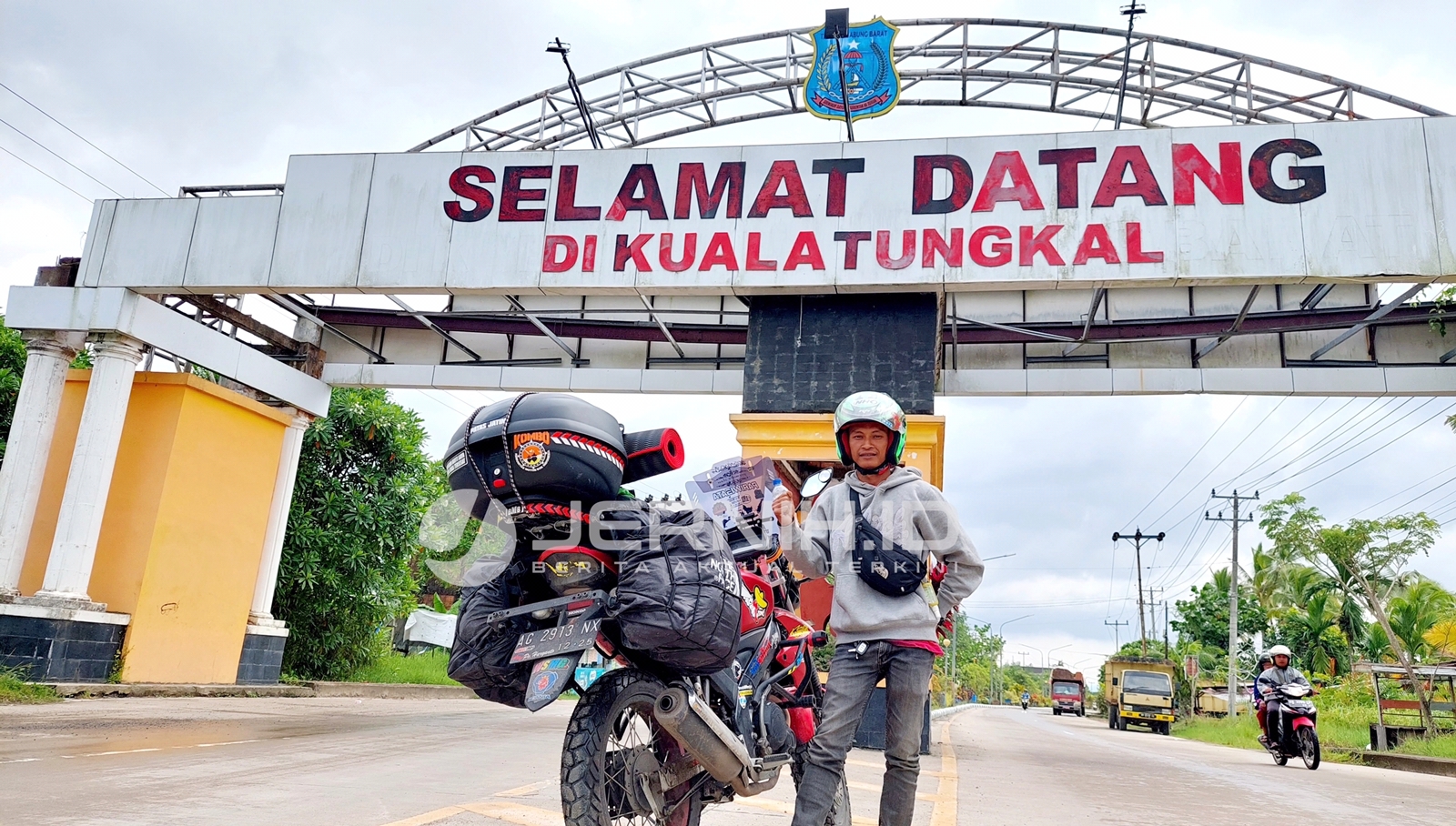 Choirul Anam touring motor dari Blitar ke Batam saat tiba di Kuala Tungkal, Jumat (30/12)