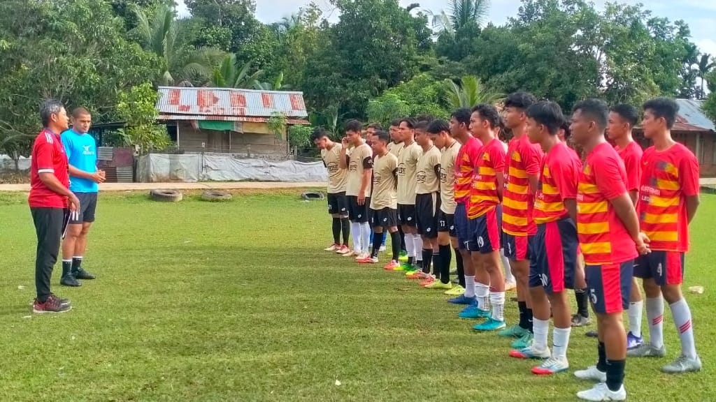 Coach Hengky saat memimpin latihan PS Muaro Jambi
