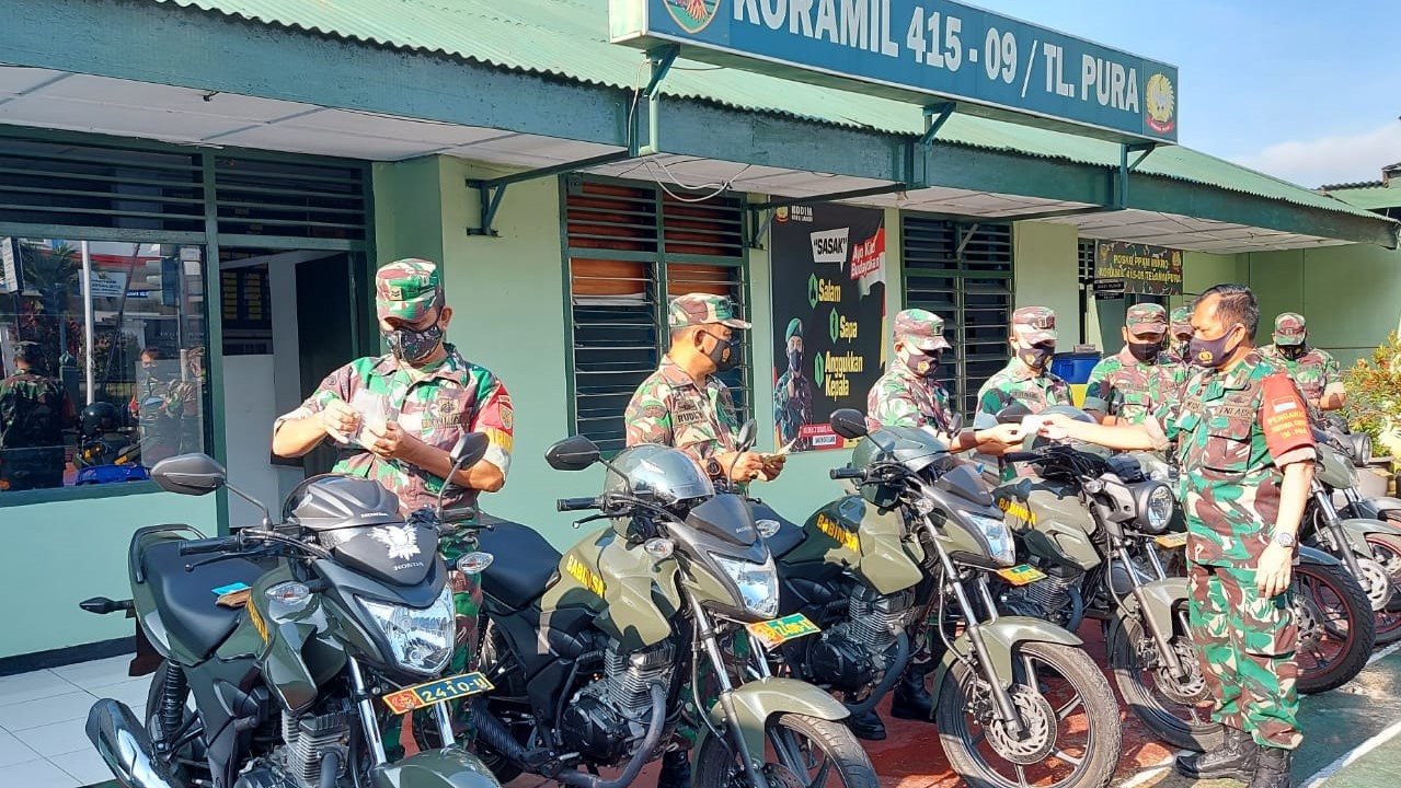 Komandan Kodim 0415/Jambi Kolonel Czi Sriyanto saat cek kendaraan