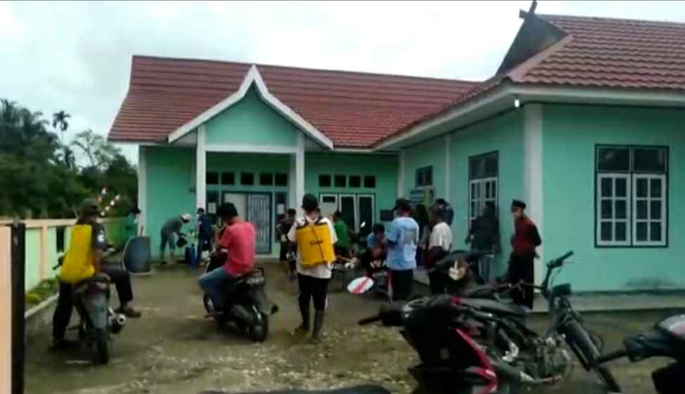 Penyemprotan disinfektan massal di Desa Karang Mendapo, Sarolangun