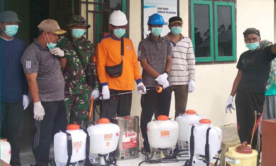 Pemdes Kuala Dasal saat persiapan penyemprotan disinfektan