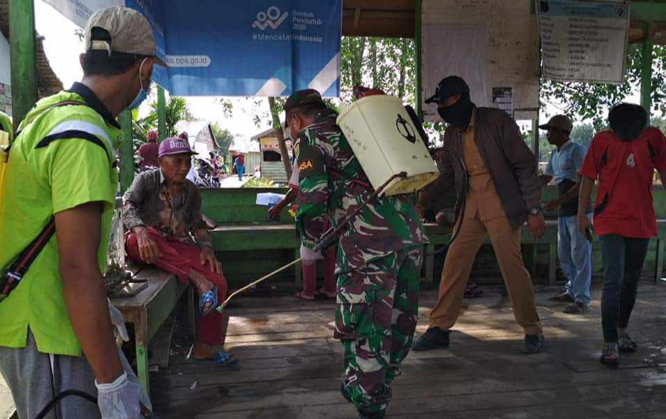 Penyemprotan disinfektan di Desa Kuala Indah
