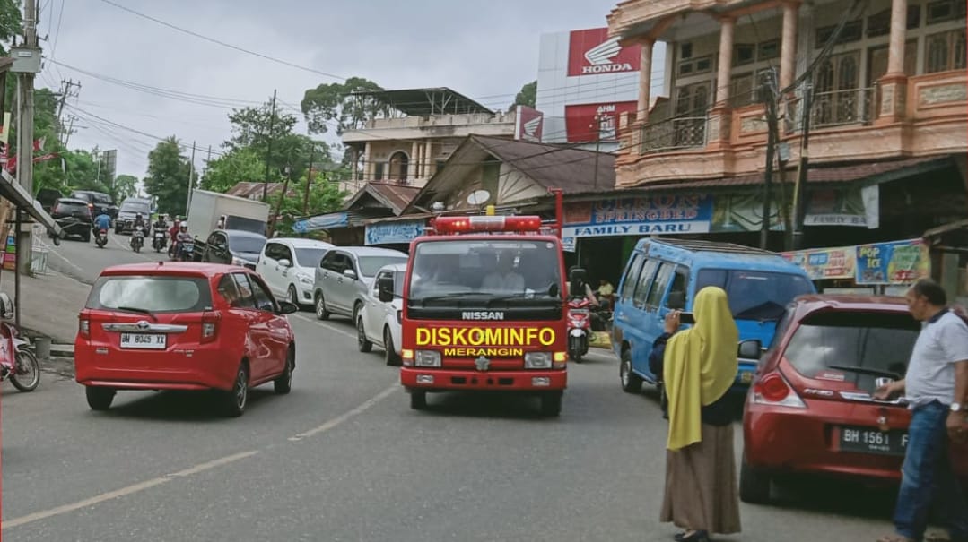 Dsikominfo Merangin saat sampaikan himbauan bupati ke masyarakat
