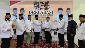 Al Haris (Tiga dari kanan) saat terima SK rekomendasi dukungan PKS