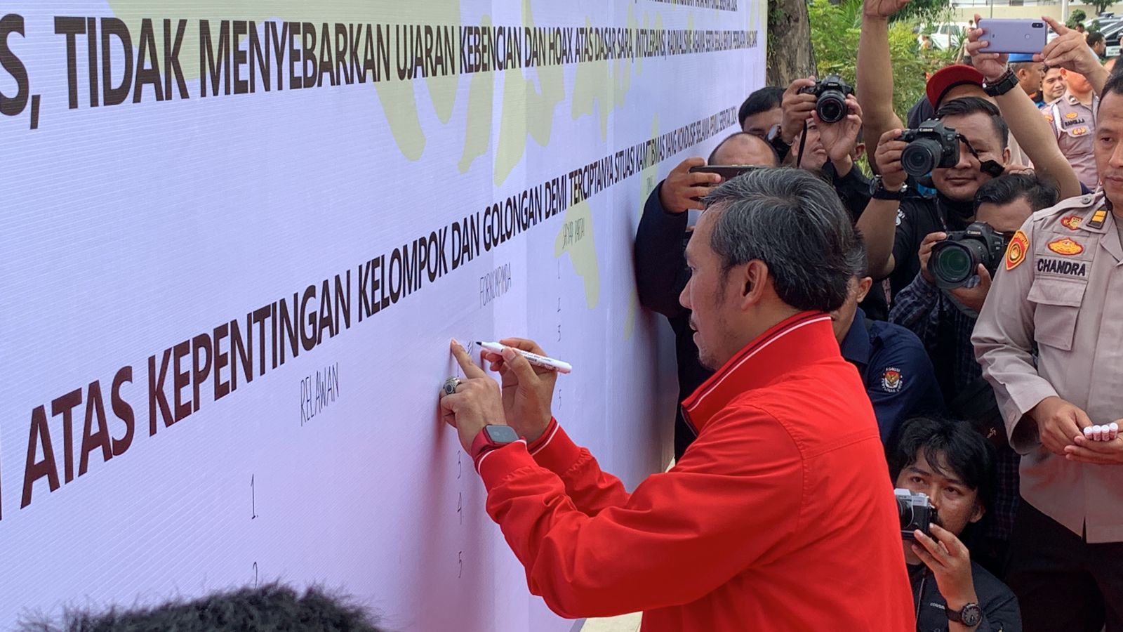 Edi saat penandatanganan deklarasi Pemilu damai 2024 di halaman Polresta Jambi, Sabtu (11/11)