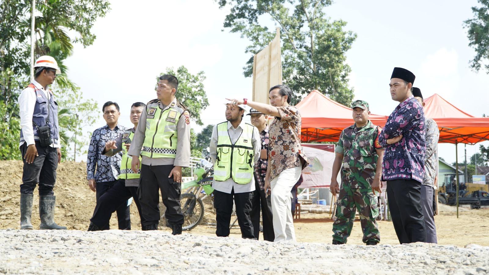 Edi Purwanto saat melihat progres tol Jambi-Betung