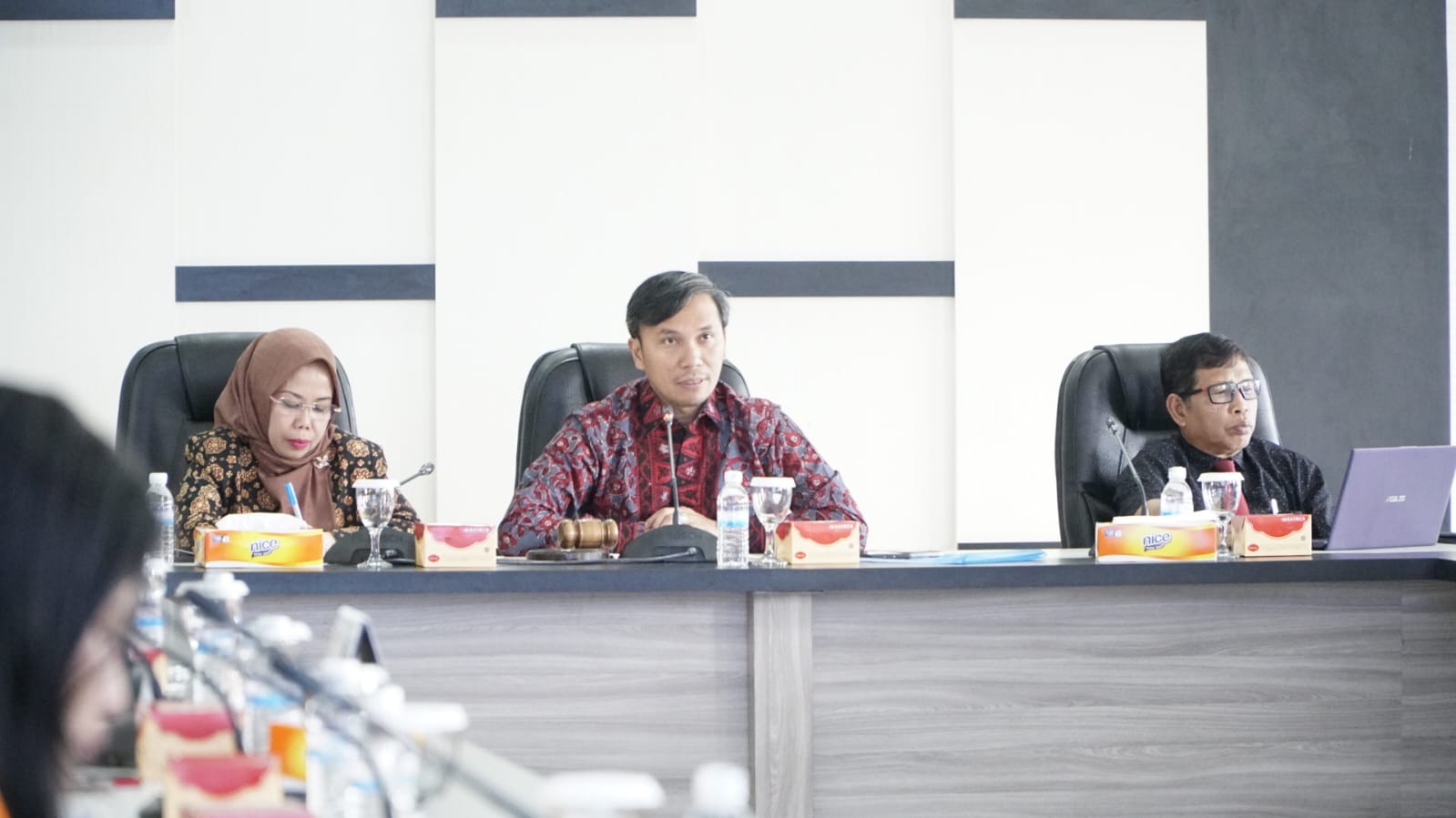 Edi Purwanto saat berikan kuliah umum kepada mahasiswa Fakultas Hukum Universitas Jambi, Jumat (26/5