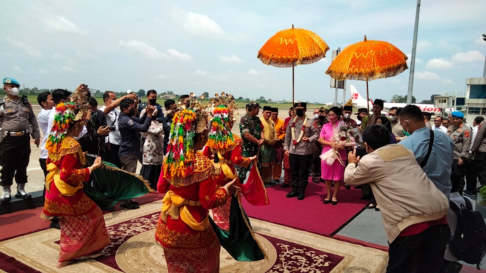 Edi Purwanto saat sambut kedatangan Kapolda Jambi baru, Irjen Pol Rusdi Hartono