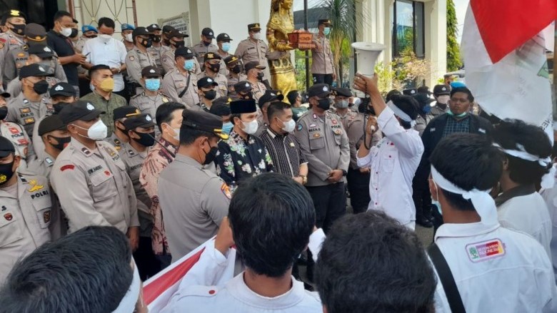Edi Purwanto saat terima pengunjuk rasa