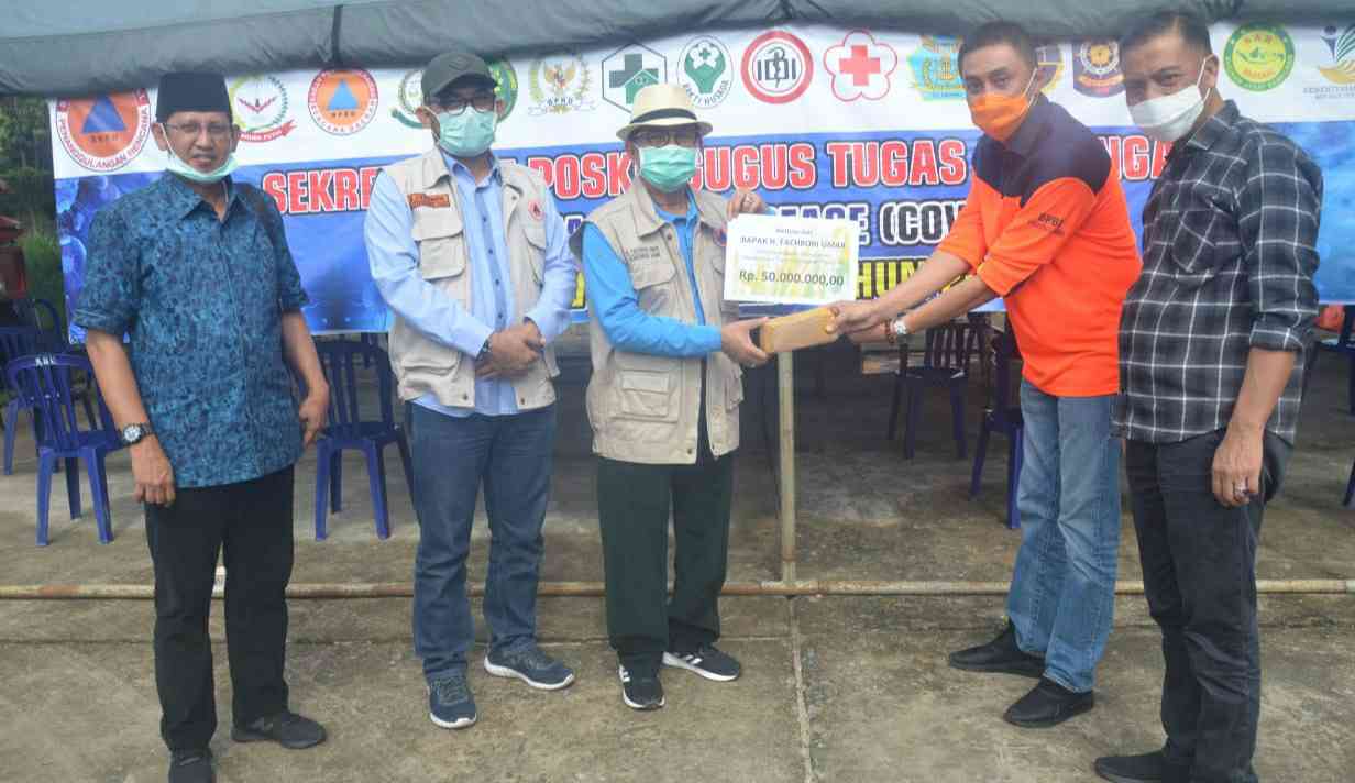 Fachrori Umar saat berikan bantuan ke Posko Gugus Tugas Penanganan Covid-19 Jambi