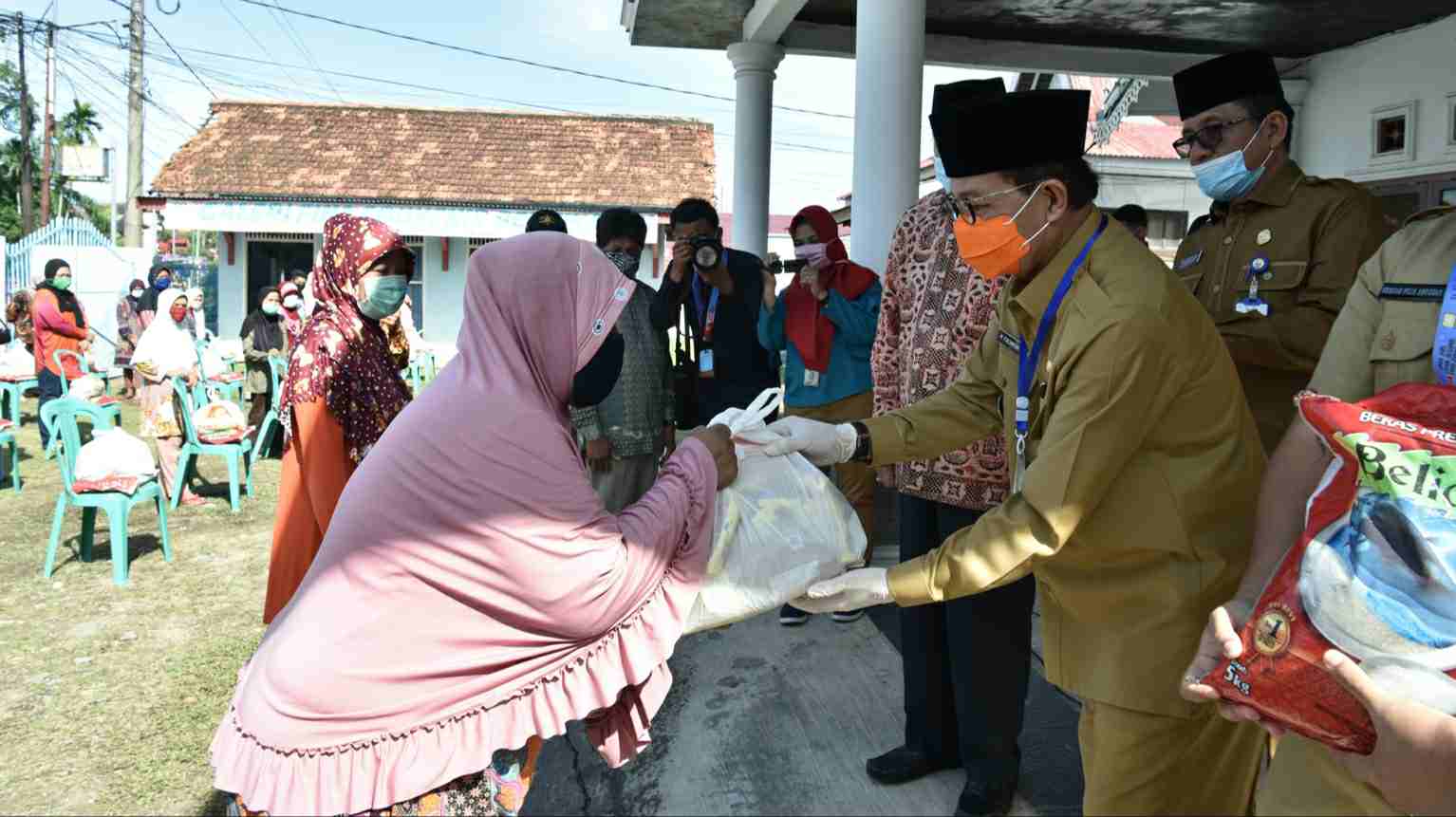 Fachrori Umar saat berikan bantuan ke warga