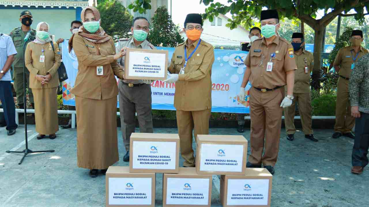 Fachrori Umar saat terima bantuan ikan dari Kementiran Kelautan