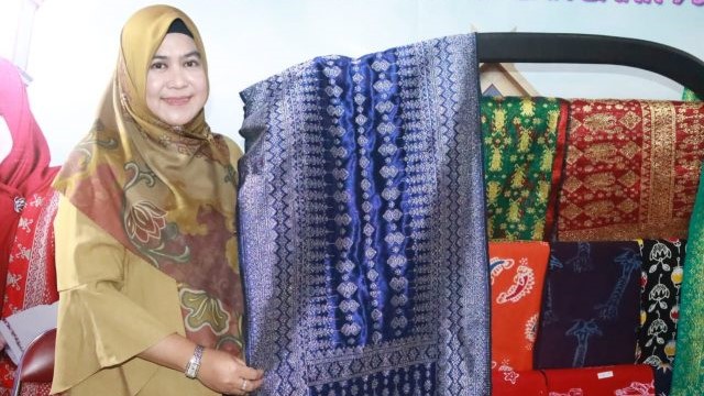 Ketua Dekranasda Kabupaten Tanjung Jabung Barat Umi Fadhilah Sadat