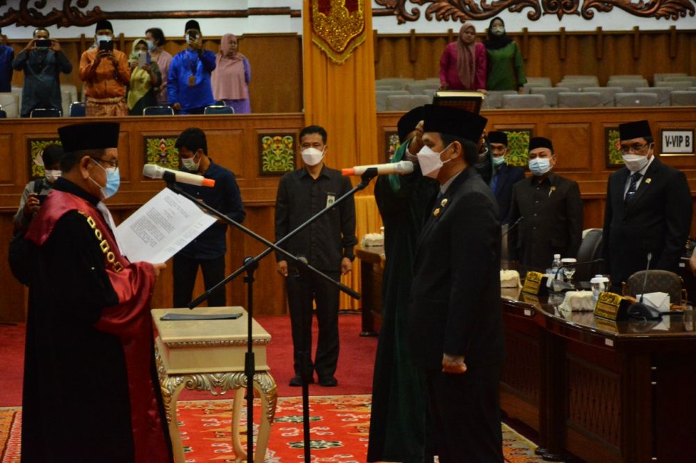Faisal Riza saat dilantik jadi Wakil Ketua DPRD Provinsi Jambi
