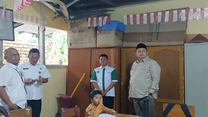 Kemas Faried saat meninjau kondisi SDN 96 Kota Jambi