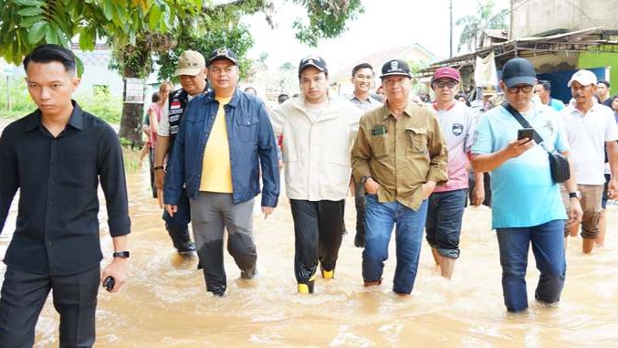 Kemas Faried dan Wawako Jambi meninjau banjir di RT 19 Suka Karya, Kecamatan Kotabaru