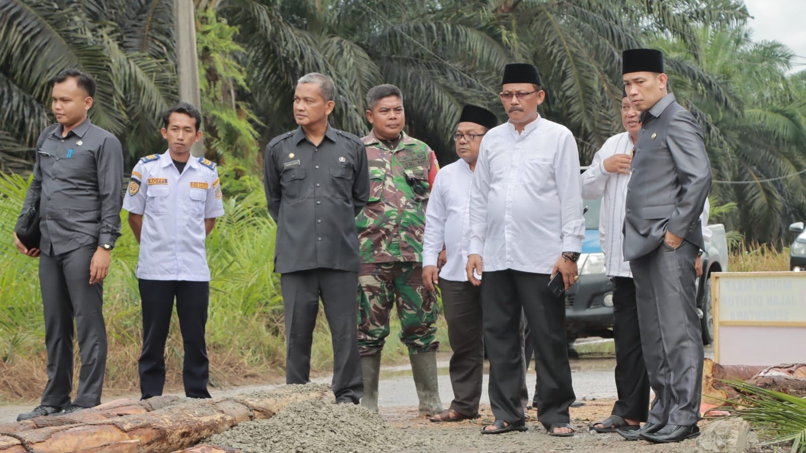 Pjs Bupati Tanjab Barat tinjau jalan rusak di dua desa