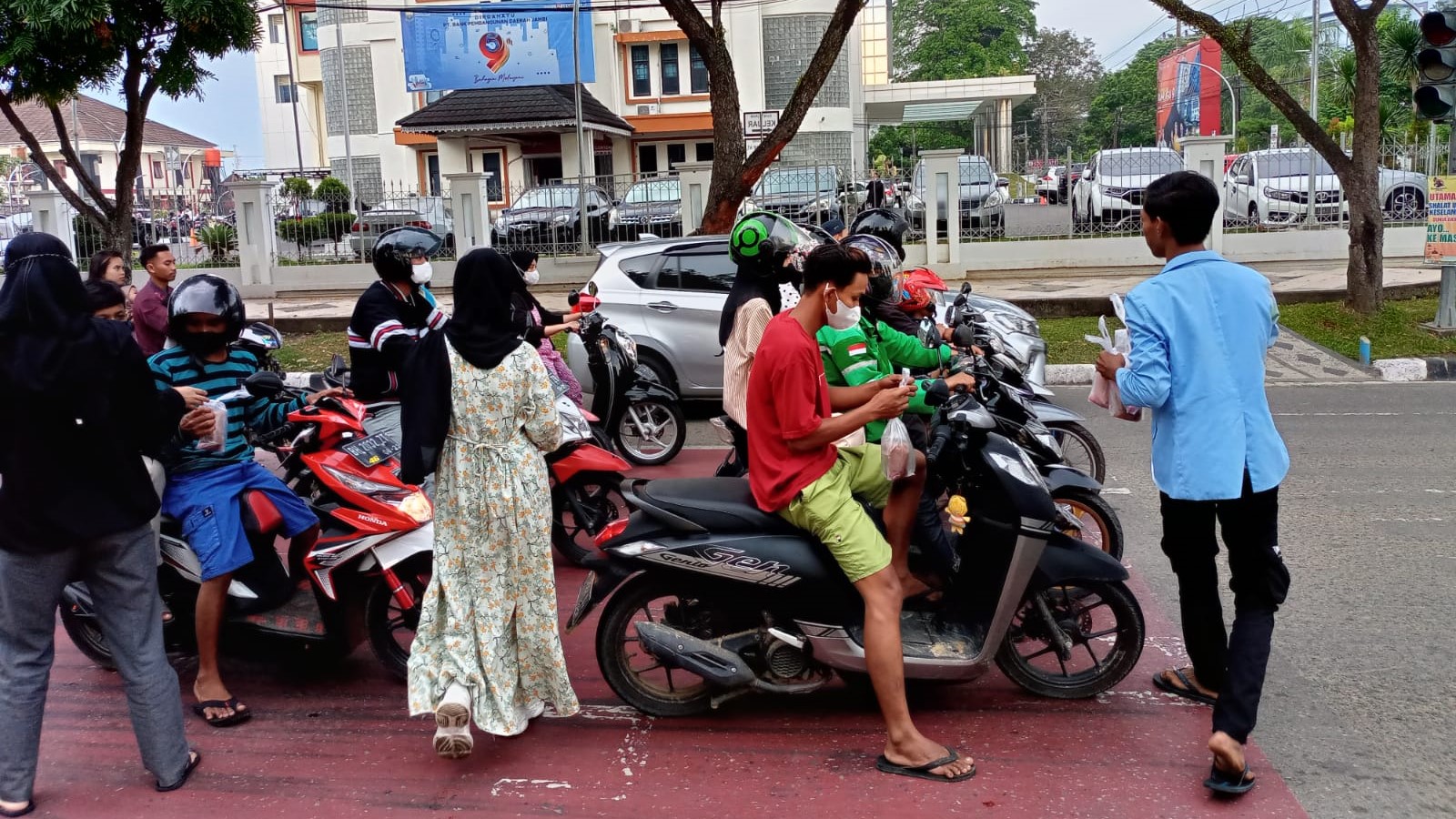 Formaja saat berbagi takjil di Simpang BI Telanaipura Kota Jambi