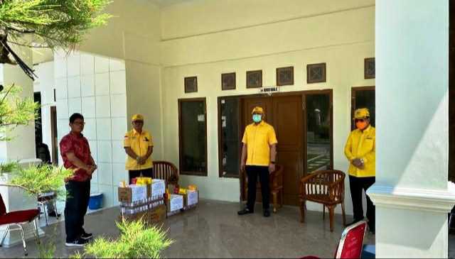 Fraksi Golkar DPRD Provinsi Jambi saat berikan bantuan