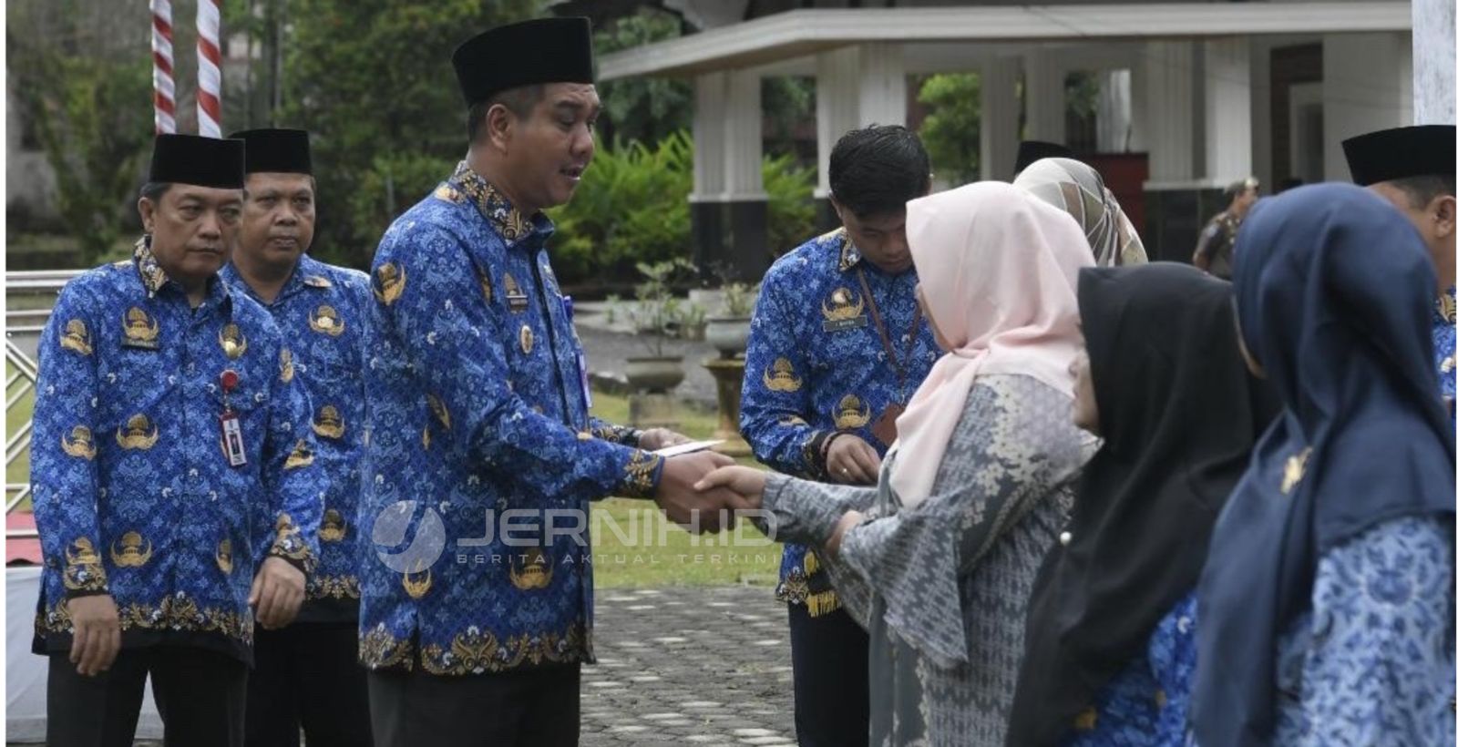 Wabup Nilwan Yahya usai pelaksanaan upacara Korpri ke-51 di halaman Kantor Bupati Merangin 