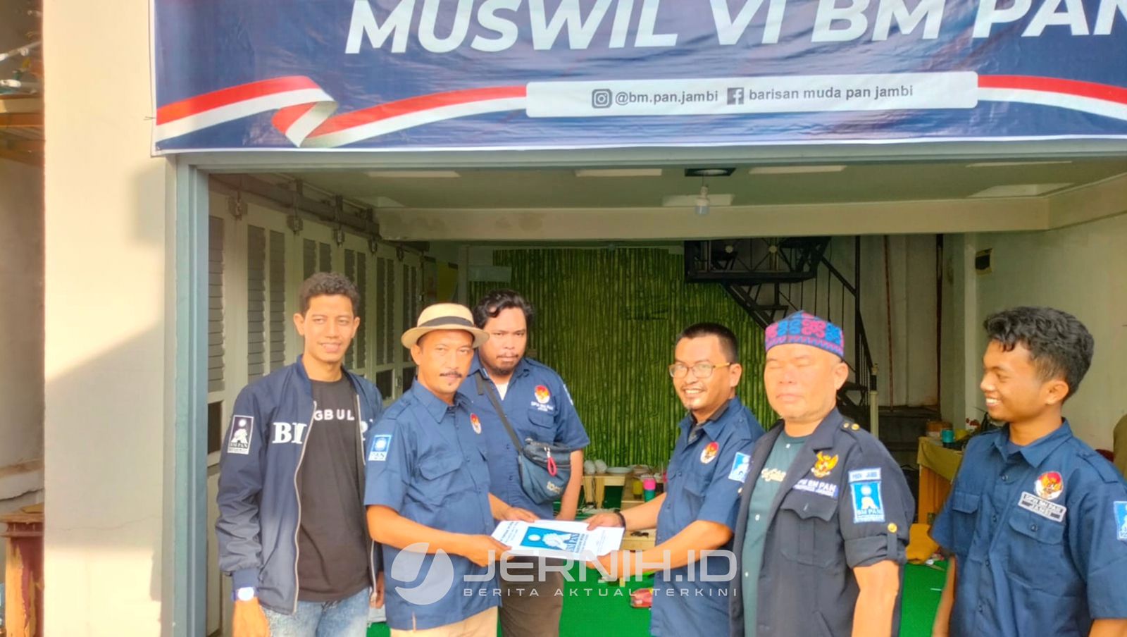 Coco Jonhar saat pengembalian berkas pendaftaran Ketua BM PAN Jambi, Rabu (30/11)
