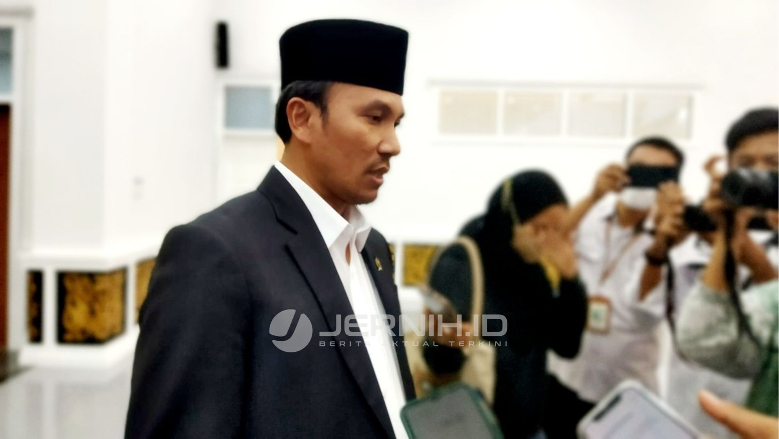 Ketua DPRD Provinsi Jambi, Edi Purwanto saat wawancara dengan awak media, Rabu (30/11)