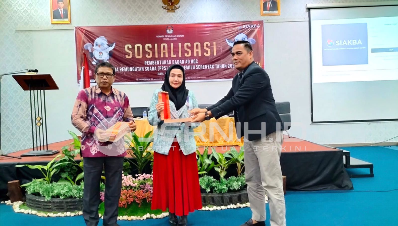 Rohim saat penyerahan cenderamata ke Dr Nuraida Fitri dan Dr Samsir