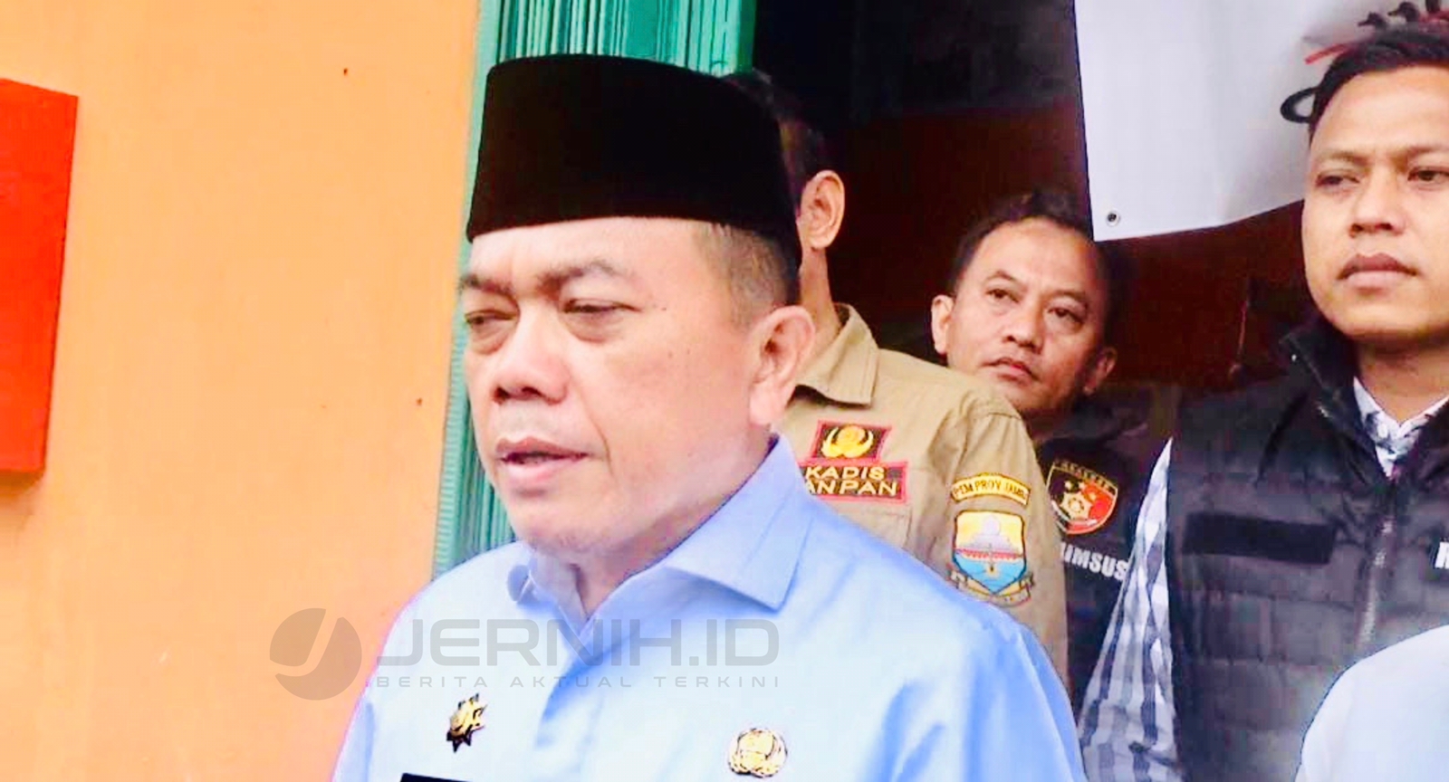 Gubernur Al Haris saat diwawancarai awak media usai operasi pasar di Pasar Angso Duo, Jumat (23/12)