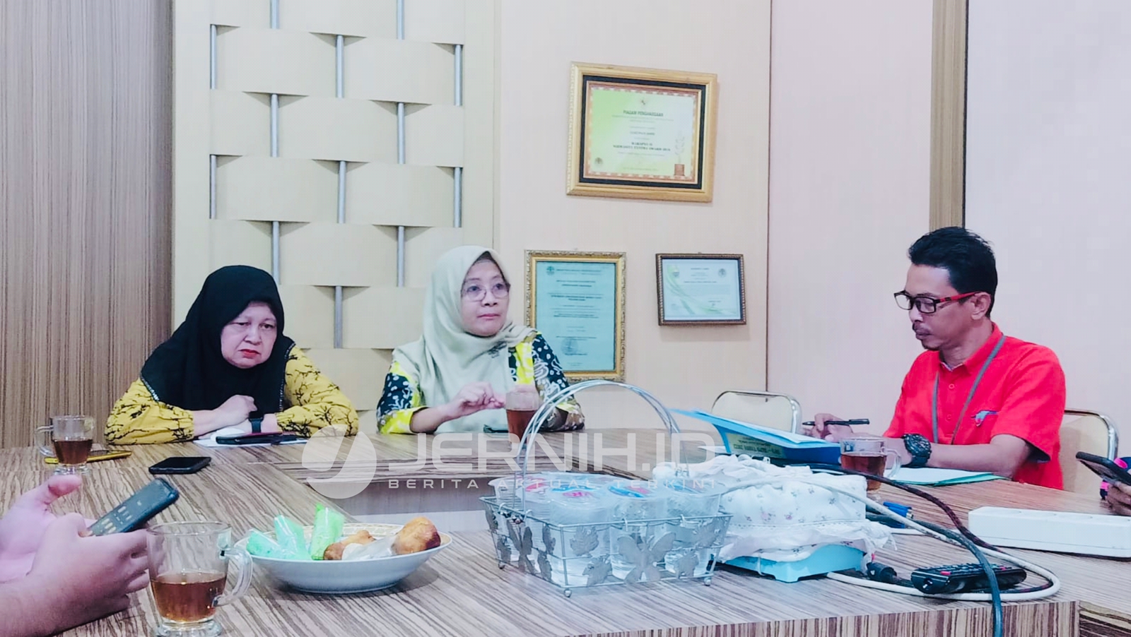 Kabid PPKL DLH Provinsi Jambi, Asnelly saat diwawancarai di ruang kerjanya, Jumat (23/12)