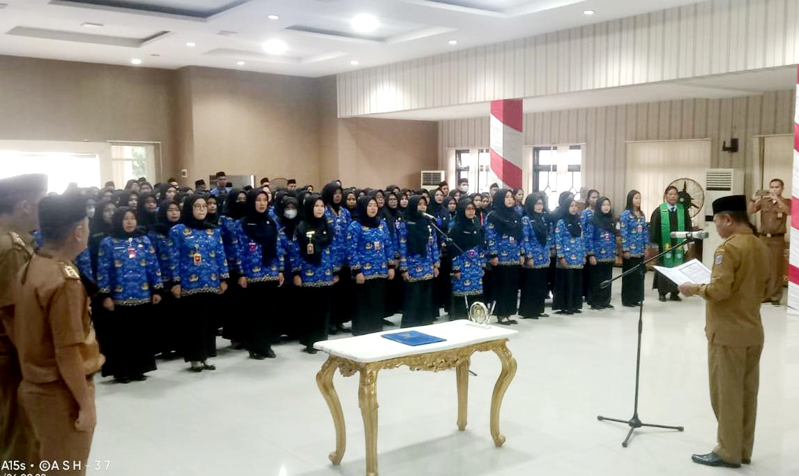 Mashuri saat lantik dan ambil sumpah ASN di ruang pola Kantor Bupati Merangin, Senin (26/12)