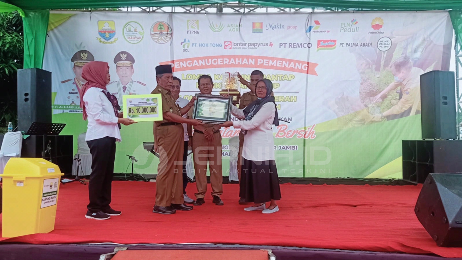 Wagub Abdullah serahkan pemenang lomba Kampung Mantap di Kelurahan Legok, Senin (26/12)