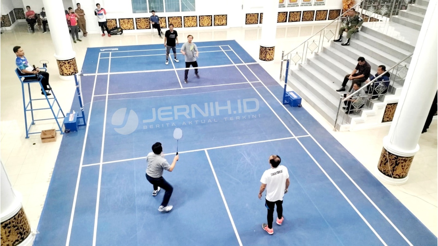 Pertandingan ganda putra, Al Haris vs Ketua DPRD di lapangan DPRD Provinsi Jambi, Selasa (27/12)