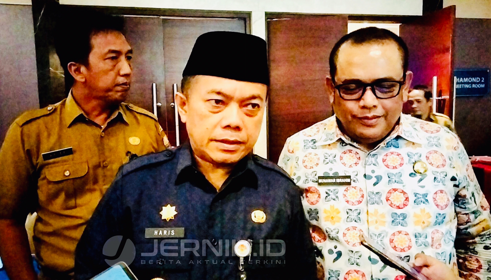 Gubernur Al Haris saat diwawancarai awak media di Aston Hotel Kota Jambi, Rabu (28/12)
