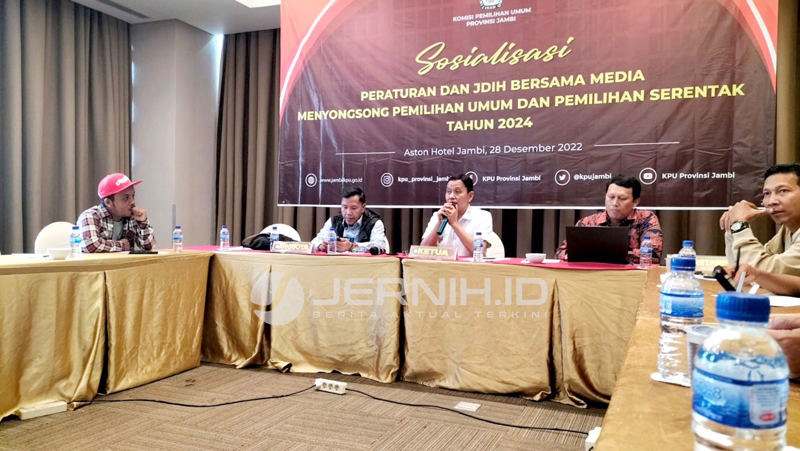 Apnizal (kiri), Subhan dan Parmin saat sosialisasi peraturan dan JDIH di Aston Hotel, Rabu (28/12)