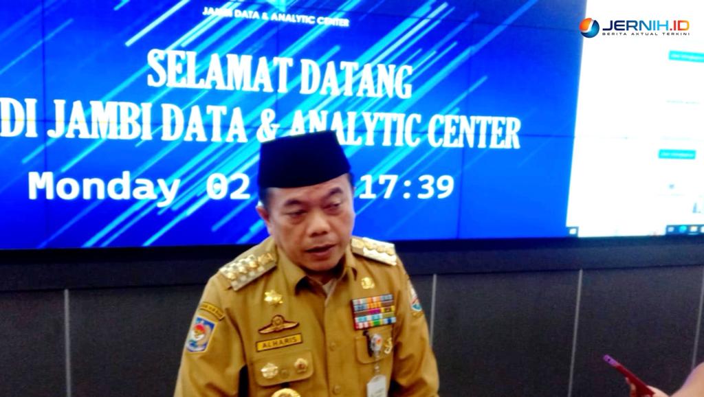 Gubernur Al Haris saat diwawancarai di Kantor Gubernur Jambi, Senin (2/1/2023)