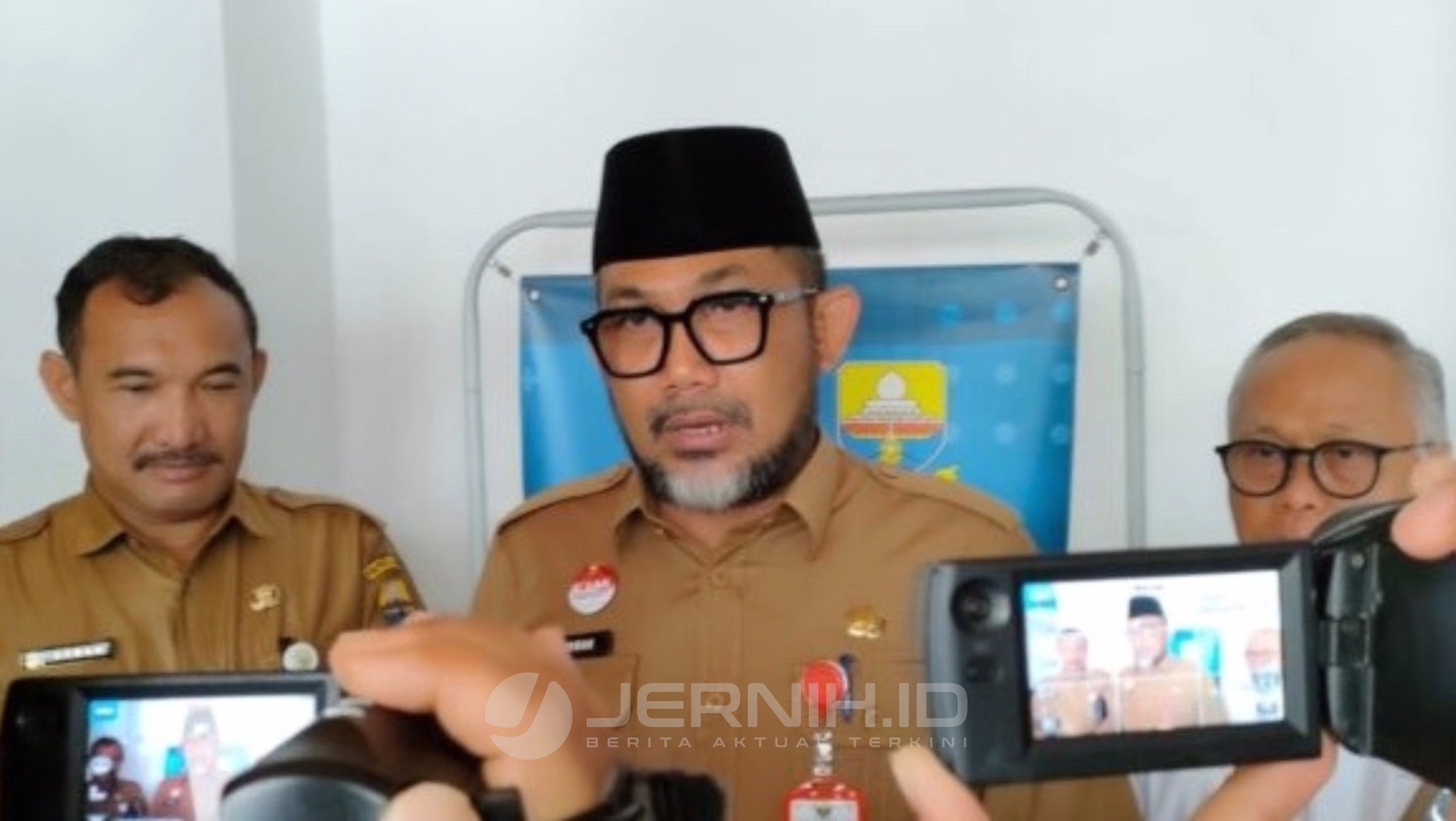 Sekda Sudirman saat diwawancarai di Kantor Gubernur Jambi, Senin (10/1)