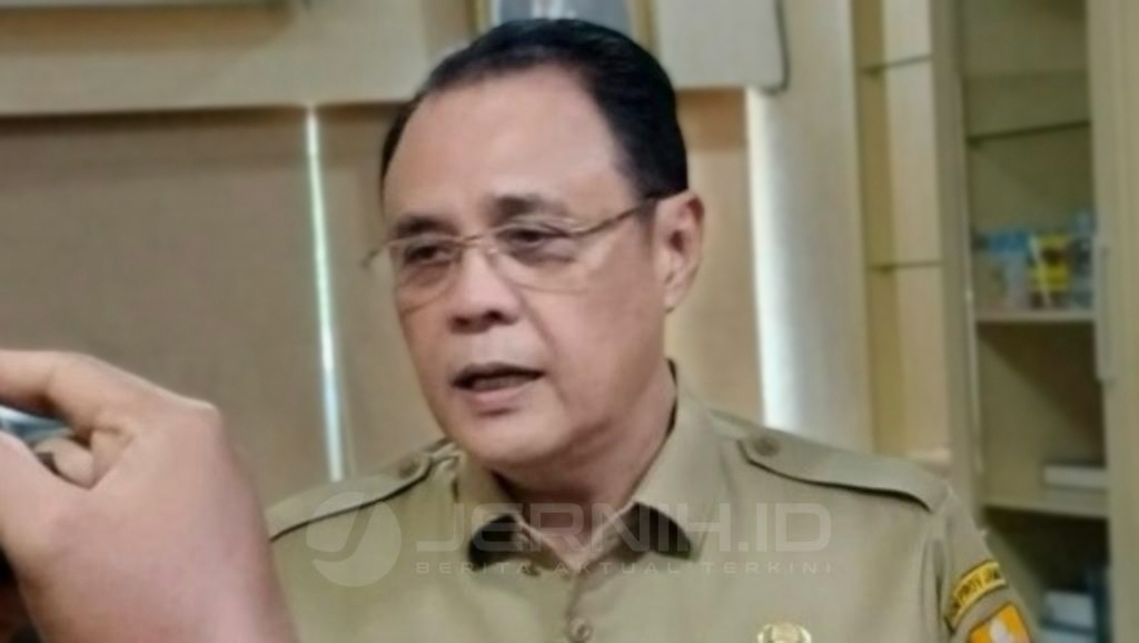 Varial Adhi Putra saat diwawancarai di ruang kerjanya, Senin (16/1)