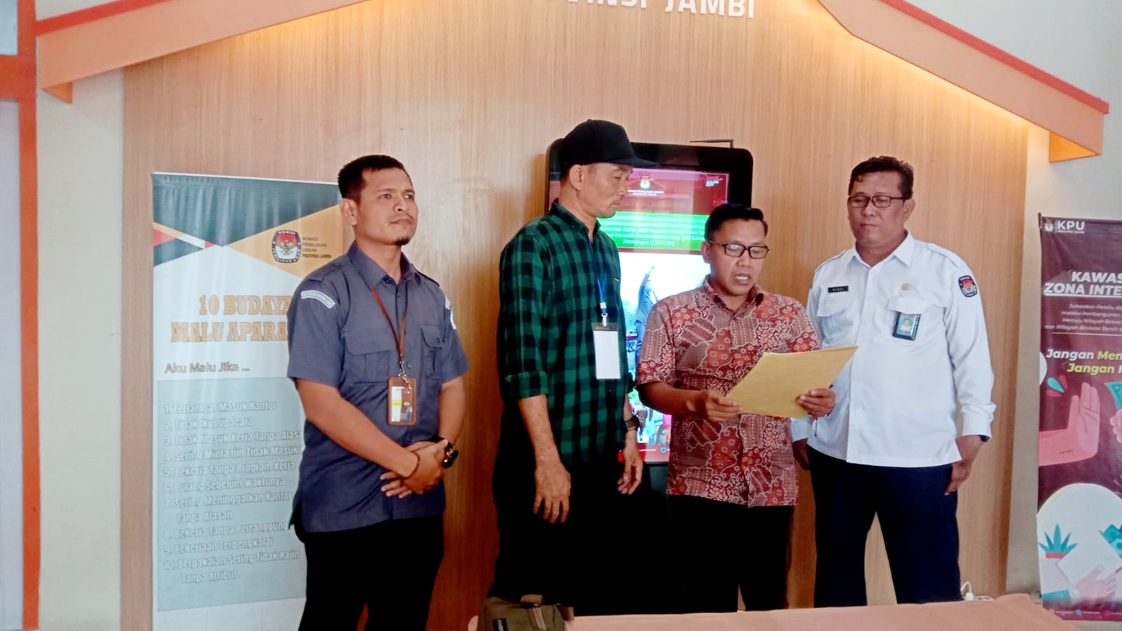 Musmulyadi (bertopi) saat serahkan berkas pendaftaran DPD RI ke KPU Provinsi Jambi, Senin (26/12)