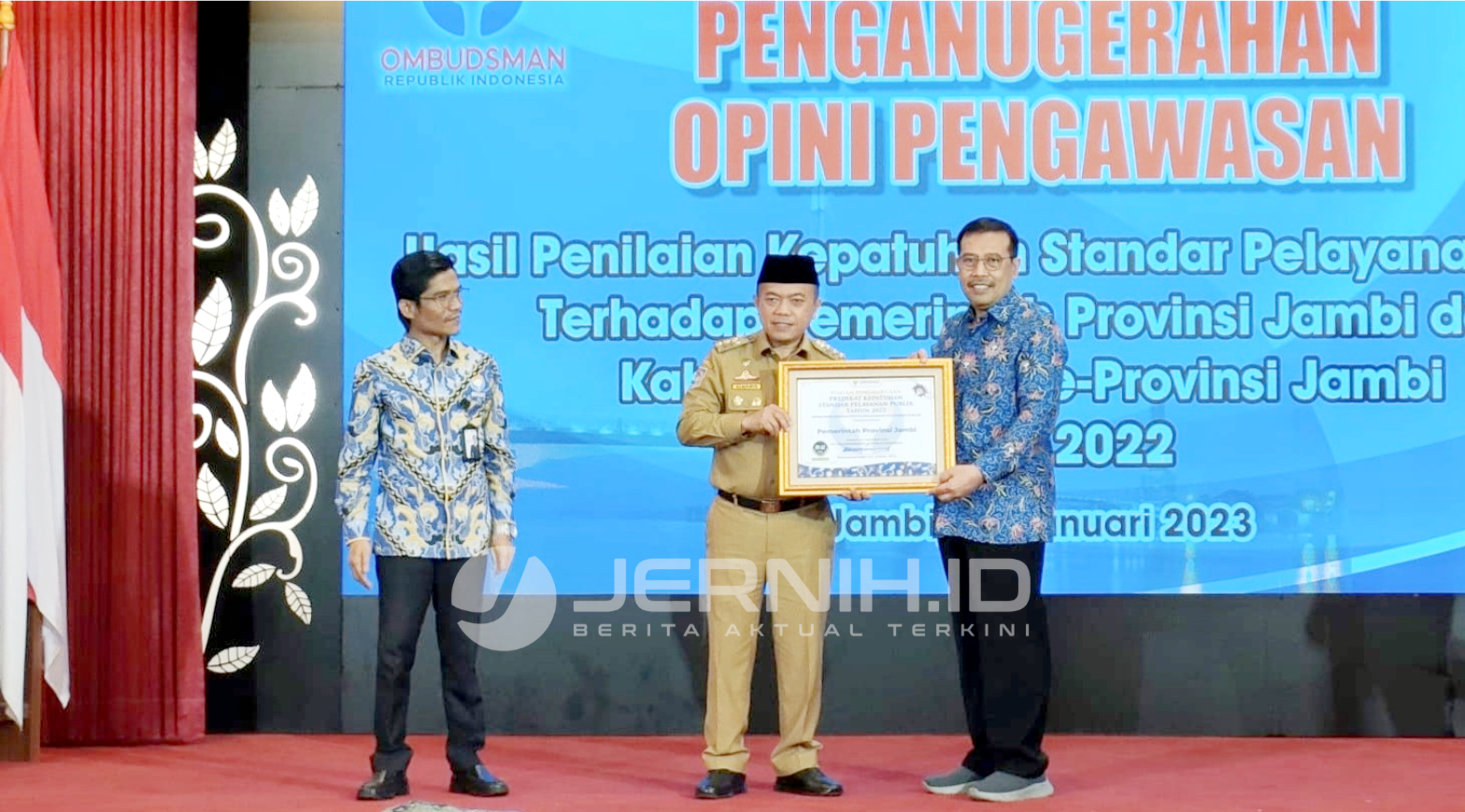 Al Haris terima penghargaan dari Ketua Ombudsman RI di Aula Rumdis Gubernur Jambi, Selasa (31/1)