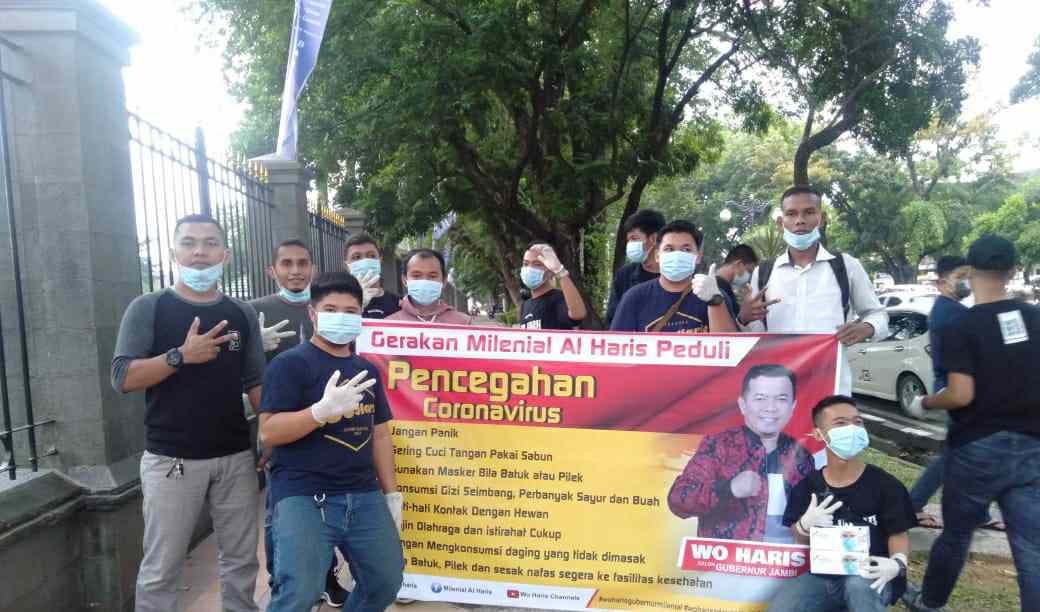 Millenial Al Haris ketika bagi-bagi masker gratis