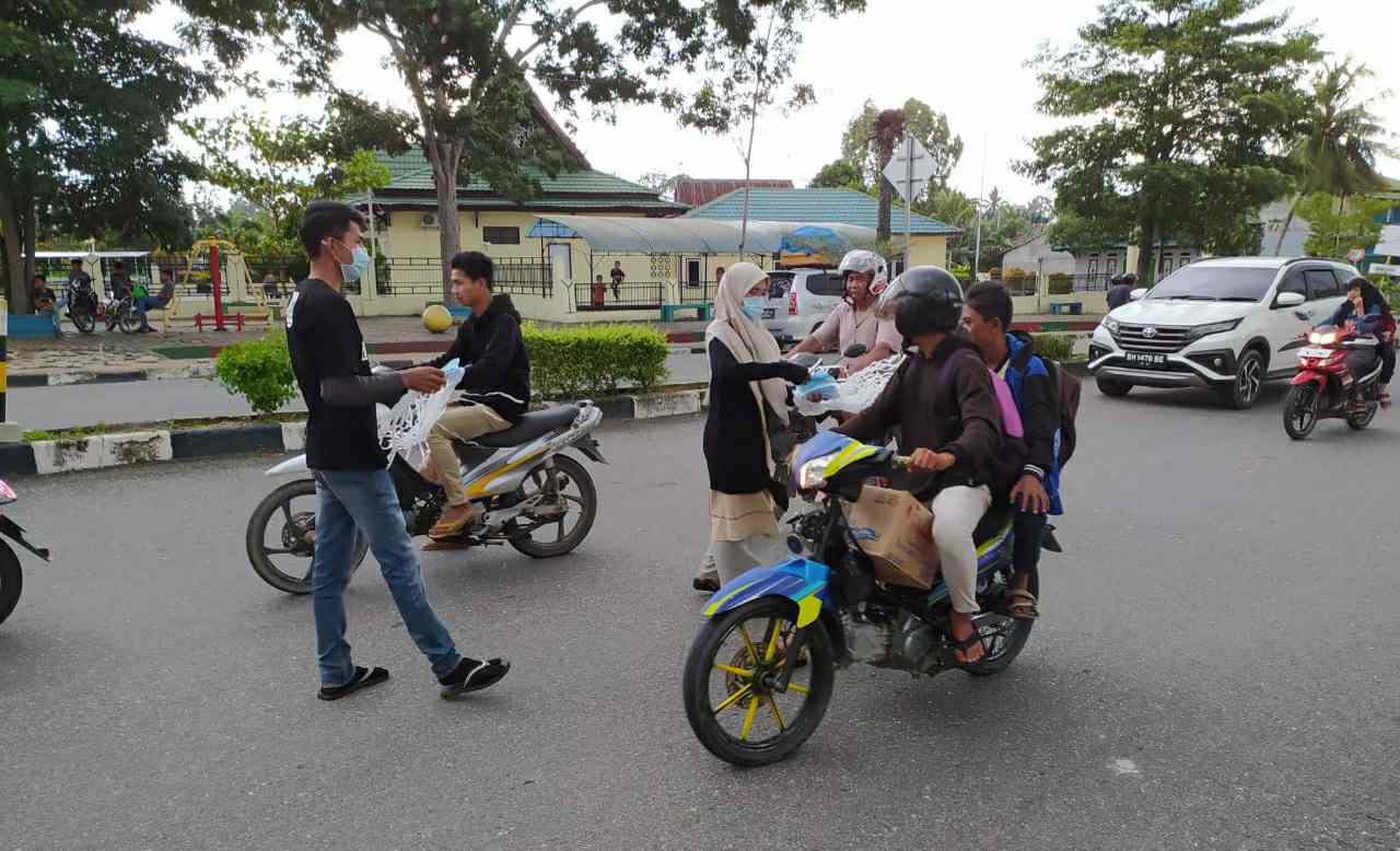 Millenial Al Haris Batanghari saat bagikan masker grtais ke masyarakat