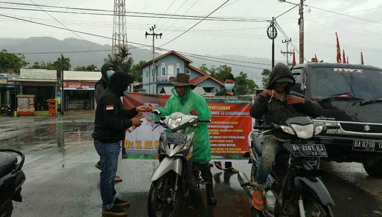 Millenial Al Haris Kerinci saat berikan bantuan masker gratis kepada warga
