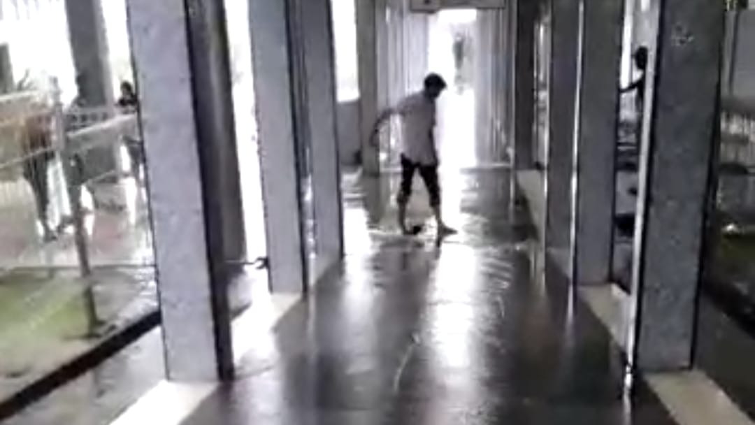Petugas saat membuang genangan air di RSUD Raden Mattaher Jambi saat hujan deras 