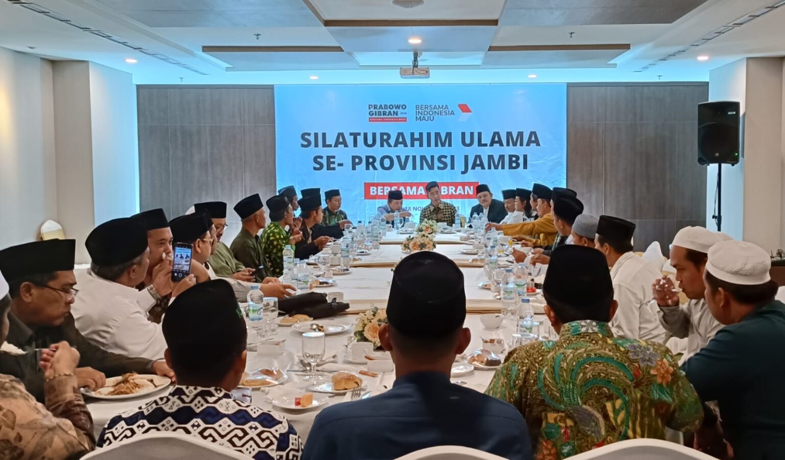 Momen penuh keakraban Gibran silaturahmi dengan ulama di Jambi